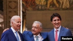 조 바이든(왼쪽) 미국 대통령과 안드레스 마누엘 로페스 오브라도르 멕시코 대통령(가운데), 쥐스탱 트뤼도 캐나다 총리가 10일 북미 정상회담을 마치고 어깨 동무하고 있다.