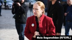 კელი დეგნანი, აშშ-ის ელჩიი 9 აპრილის მემორიალთან. 