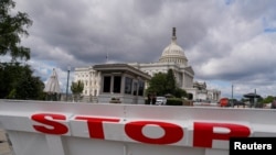 美國國會大廈和附近的路障。(2023年9月30日)