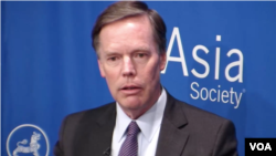 2016年擔任哈佛大學教授的伯恩斯大使在美國亞洲協會舉行的“向川普總統建言亞洲政策”討論會上(亞洲協會圖片，2016年11月10日)