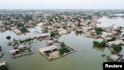 Una vista general de las casas sumergidas, después de las lluvias e inundaciones en el distrito de Jafferabad, Pakistán, 1 de septiembre de 2022