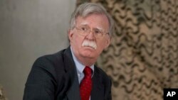 លោក John Bolton ចូលរួម​កិច្ចប្រជុំ​ជាមួយ​នឹង​លោក​ប្រធានាធិបតី ដូណាល់ ត្រាំ ជាមួយ​មេដឹកនាំ​យោធា​ផ្សេងៗ​នៅ​មូលដ្ឋាន​ទ័ព​អាកាស Al Asad ប្រទេស​អ៊ីរ៉ាក់ កាលពី​ថ្ងៃទី៧ ខែមករា ឆ្នាំ២០១៨។