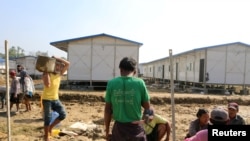 ប្រជាពលរដ្ឋ​ធ្វើការ​នៅ​ក្នុង​ជំរំ​មួយ​បង្កើត​ដោយ​មន្រ្តី​ការងារ​សង្គម​មីយ៉ាន់ម៉ា​ដែល​រៀបចំ​សម្រាប់​ជនជាតិ​រ៉ូហ៊ីងយ៉ា។