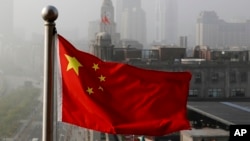 一面中国国旗在上海上空飘扬。（2021年1月7日）