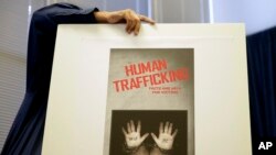 미국 캘리포니아주 롱비치에서 인권단체 관계자가 인신매매 반대 캠페인을 준비하고 있다. (자료사진)
