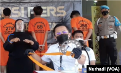 Dirreskrimum Polda DI Yogyakarta, Kombespol Ade Ary Syam Indriadi menunjukkan gir sepeda motor diikat dalam sabuk bela diri sebagai barang bukti, yang membuat korban D tewas (foto: ilustrasi).