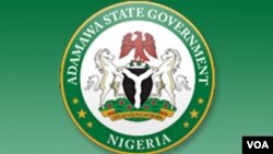 Udara dingin dan gerimis tidak menghalangi para pengunjung untuk menikmati kilauan cahaya lampu, minuman anggur dan barang-barang hadiah liburan berwarna-warni di pasar Natal Berlin, 27 November 2017.