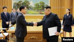North Korean leader Kim Jong Un greets Chung Eui-yong, head of the presidential National Security Office, in Pyongyang, North Korea, March 6, 2018. (The Presidential Blue House/Yonhap via REUTERS ) 