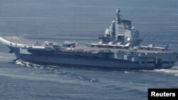 홍콩을 떠나는 중국 항모 랴오닝함 (자료사진)