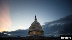 미국 워싱턴 D.C.에 있는 연방 의사당에 석양이 내리고 있다. (자료사진)