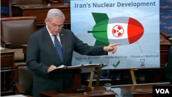 سناتور منندز که در صحن سنا با نمایش این تابلو، اشاره کرد که زمان رسیدن جمهوری اسلامی به سلاح هسته‌ای به کمترین رسیده است. 