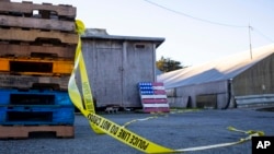 Policijska traka na mestu pucnjave 24. januara 2023, u kojoj je napadač ubio nekoliko ljudi u dve poljoprivredne radnje u Half Mun Beju, u Kaliforniji.