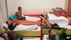 Interno raseljena deca iz Marijupolja se spremaju za spavanje u zabavištu u Zaporožji