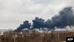 러시아군 공습으로 우크라이나 르비우에서 검은 연기가 치솟고 있다.