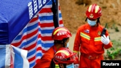 搜救人員在中國東航的客機墜落現場工作。(2022年3月24日)