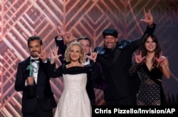 Ekipa filma "Coda" prima nagradu za najbolji ansambl i pokazuje znak "Volim te" na 28. godišnjoj dodeli nagrada esnafa filmskih glumaca, 27. februara 2022. u Santa Moniki u Kaliforniji.