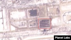 평양 미림비행장 북쪽 열병식 훈련장을 촬영한 20일자 위성사진. 병력 대열이 이룬 점(사각형 안) 43개가 보인다. 사진=Planet Labs