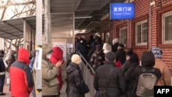 北京一家醫院發熱門診外排長隊的市民。（2022年12月14日）