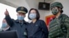 Presiden Taiwan Tsai Ing-wen (tengah), meninjau latihan militer di pangkalan militer di Chiayi, Taiwan barat daya, Jumat, 6 Januari 2023. (Kantor Kepresidenan Taiwan melalui AP)