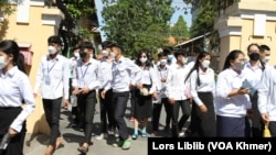 រូបឯកសារ៖ សិស្ស​ថ្នាក់ទី១២ ដើរ​ចេញពី​មណ្ឌល​ប្រឡង​នៃ​វិទ្យាល័យ​ព្រះស៊ីសុវត្ថិ បន្ទាប់ពី​ប្រឡង​សញ្ញាបត្រ​មធ្យម​សិក្សា​ទុតិយភូមិ​ចប់​នៅព្រឹក​ថ្ងៃចន្ទ ទី៥ ខែធ្នូ ឆ្នាំ២០២២។ (លាស់ លីបលីប/វីអូអេ)