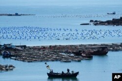 ទូក​មួយ​បើក​កាត់​តំបន់​នៅកោះ Pingtan ខេត្ត Fujian ដែល​ជា​ចំណុច​នៃ​ដែនដី​ចិន​ដី​គោក​ដែល​កៀក​បំផុត​ទៅ​នឹង​កោះតៃវ៉ាន់ កាល​ពី​ថ្ងៃ​ទី​៥ ខែ​សីហា ឆ្នាំ​២០២២។