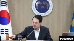 윤석열 한국 대통령이 19일 용산 대통령실에서 국무회의를 주재하고 있다. (한국 대통령실 페이스북)