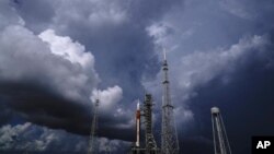 Roket bulan NASA berdiri di Pad 39B sebelum upaya peluncuran misi Artemis 1 untuk mengorbit bulan di Kennedy Space Center, Jumat, 9 September 2018. 2, 2022, di Cape Canaveral, Florida. (Foto: AP)