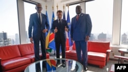 Le président rwandais Paul Kagame, le président français Emmanuel Macron et le président de la République démocratique du Congo Felix Tshisekedi, à la mission permanente de la France en marge de la 77e session de l'Assemblée générale de l'ONU, le 21 septembre 2022 à New York. 