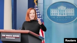 젠 사키 백악관 대변인이 2일 브리핑하고 있다. 