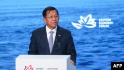 Pemimpin junta Myanmar Min Aung Hlaing menyampaikan pidato dalam Forum Ekonomi Timur di Vladivostok, Rusia, pada 7 September 2022. (Foto: Sergei Bobylov/TASS Host Photo Agency/AFP)