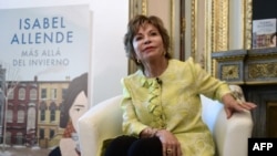 La escritora chilena Isabel Allende, durante la presentación de su libro "Mas allá del invierno" .