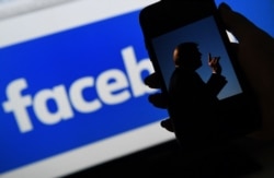 Ilustrasi foto mantan Presiden AS Donald Trump di sebuah laman Facebook, 4 Mei 2021. (Foto: AFP)