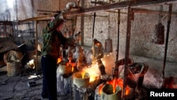 Плавильный цех, где идет работа с редкоземельным металлом лантаном, недалеко от города Дамао в китайском регионе Внутренняя Монголия (архивное фото)