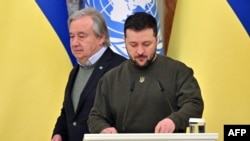 រូបឯកសារ៖ ប្រធានាធិបតីអ៊ុយក្រែនលោក Volodymyr Zelensky (ស្តាំ) និងអគ្គលេខាធិការអង្គការសហប្រជាជាតិលោក Antonio Guterres ផ្តល់សេចក្តីថ្លែងការណ៍រួមមួយ បន្ទាប់ពីកិច្ចប្រជុំរបស់ពួកគេនៅទីក្រុង Kyiv នៅថ្ងៃទី៨ ខែមីនាឆ្នាំ២០២៣។