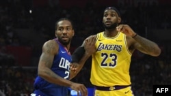 LeBron James (23) et Kawhi Leonard lors d'un match de NBA entre les LA. Lakers et les LA. Clippers, USA, le 22 octobre 2019