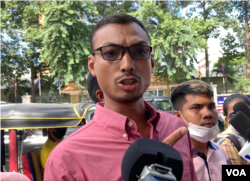 អ្នកដាក់ញត្តិ​ម្នាក់​ក្នុង​ចំណោម​៥​នាក់ គឺ​លោក ធែល ធីលែន និយាយ​ទៅ​កាន់​អ្នក​សារព័ត៌មាន​នៅ​ខាង​មុខ​ក្រសួង​មហាផ្ទៃ បន្ទាប់ពីបាន​ដាក់​ញត្តិ នៅថ្ងៃ​ទី​១៩ ខែ​កញ្ញា ឆ្នាំ​២០២២។ (កាន់ វិច្ឆិកា/វីអូអេ)