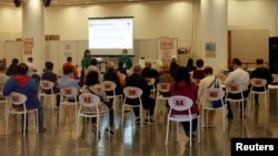 香港市民在其中一個疫苗接種中心等候接種科興新冠疫苗。 （2021年2月26日） 