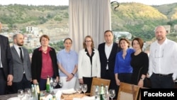 აშშ-ს სახელმწიფო მდივნის თანაშემწის მოადგილე საქართველოში შეხვედრაზე ოპოზიციის წარმომადგენლებთან