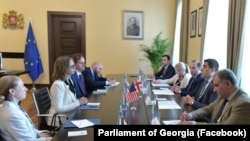 აშშ-ს სახელმწიფო მდივნის თანაშემწის მოადგილე საქართველოში შეხვედრაზე უმრავლესობის წარმომადგენლებთან