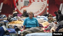 Жителі українського міста Маріуполь перебувають у пункті тимчасового розміщення евакуйованих у місцевій школі в Таганрозі Ростовської області. Росія, 23 березня 2022 року