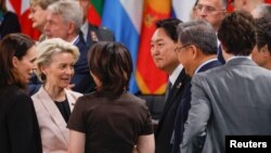 29일 스페인 마드리드에서 열린 나토 정상회의에서 윤석열 한국 대통령(오른쪽 3번째)과 저신다 아던 뉴질랜드 총리(왼쪽 1번째), 우르줄라 폰 데어라이엔 유럽연합 집행위원장(왼쪽 2번째) 등 참석자들이 대화하고 있다.