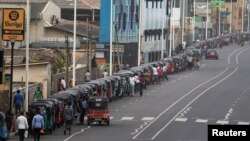 Red za benzin u Kolombu, u Šri Lanki, 5. jula 2022. (Foto: Reuters/Dinuka Liyanawatte ) 