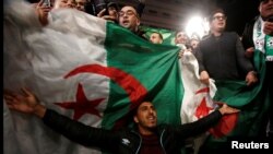 Wananchi wa Algeria washeherekea kujiuzulu kwa Rais Abdelaziz Bouteflika April 2, 2019, Algiers.