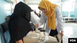 کرشمه، معاون فزیوتراپی در شفاخانۀ صلیب سرخ