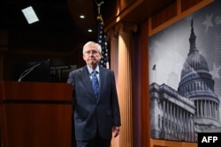 미치 맥코넬 상원 공화당 대표가 23일 워싱턴 국회의사당에서 해외 원조 패키지 표결에 앞서 기자 회견을 하고 있다.