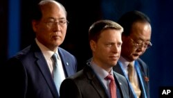 美國代表團團長，時任特朗普總統特別助理兼國家安全委員會負責東亞事務的博明(Matthew Pottinger)（中），朝鮮對外經濟關係省負責人金英才(右)在北京參加“一帶一路”國際合作高峰論壇開幕式(2017年5月14日)