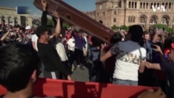 Труна і похоронні вінки, як символ смерті правлячої партії Вірменії – демонстранти. Відео