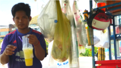 លោកឌី សុខុម​ អ្នកលក់​ទឹកអំពៅ​នៅ​មុខផ្សារទំនើប​អ៊ីអន​២​ ក្នុងខណ្ឌសែនសុខ​ រាជធានី​ភ្នំពេញ។ (ហ៊ុល រស្មី​/វីអូអេខ្មែរ) ​