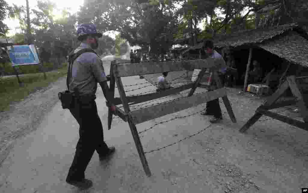 Police set barricades as they provide security in Thandwe, Rakhine State, western Burma, Oct. 1, 2013. 