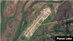 의주 비행장을 촬영한 22일자 플래닛 랩스의 위성사진. 활주로를 중심으로 여러 건물이 들어서 있다. 자료=Planet Labs